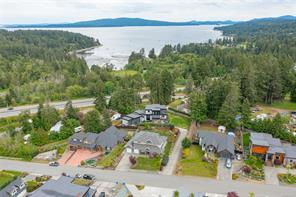 $1,465,000 - 865 Hayden Pl<br>British Columbia, V8H 1G9