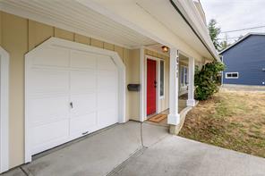 $869,000 - 1671 Maquinna Ave<br>British Columbia, V9M 3K9