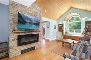 $850,000 - 1943 Coleman Rd<br>British Columbia, V9J 1V8