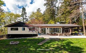 $1,299,000 - 814 Ardmore Dr<br>British Columbia, V8L 5G2