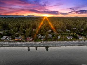 $1,950,000 - 426 Curtis Rd<br>British Columbia, V9N 3W2
