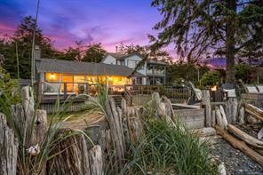 $1,950,000 - 426 Curtis Rd<br>British Columbia, V9N 3W2