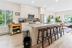 $954,000 - 625 Hellesen Dr<br>Tofino, British Columbia, V0R 2Z0