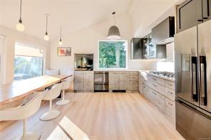 $1,595,000 - 260 Neill St<br>Tofino, British Columbia, V0R 2Z0