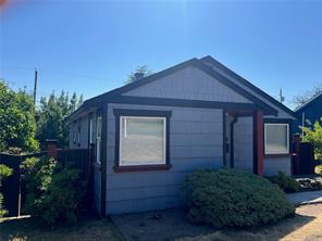 $570,000 - 474 Wakesiah Ave<br>Nanaimo, British Columbia, V9R 3K9