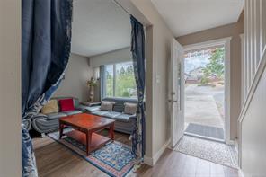 $585,000 - 644 Nova St<br>Nanaimo, British Columbia, V9R 5S7