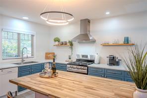$749,000 - 2549 Labieux Rd<br>Nanaimo, British Columbia, V9T 3M8