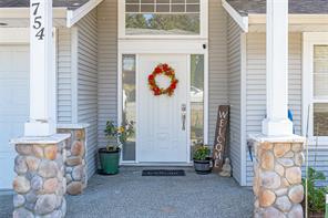 $915,000 - 754 Southland Way<br>Nanaimo, British Columbia, V9R 6P4