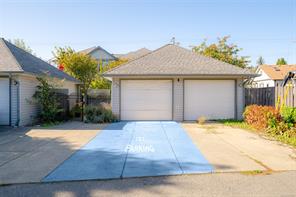 $475,000 - 211 Victoria Rd<br>Nanaimo, British Columbia, V9R 4P7