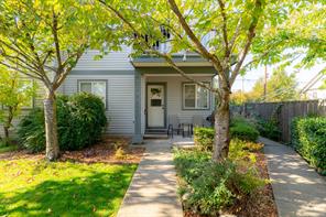 $475,000 - 211 Victoria Rd<br>Nanaimo, British Columbia, V9R 4P7