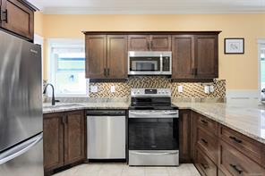 1098 Fitzgerald Rd — listing photo 25 of 58