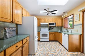 1348 Oakwood Pl — listing photo 18 of 54