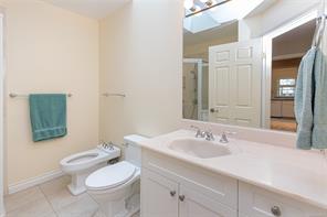 1112 Vic Pl — listing photo 25 of 38