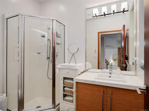 1047 San Marino Cres — listing photo 15 of 47