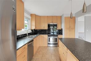 670 Polyanthus Cres — listing photo 17 of 61