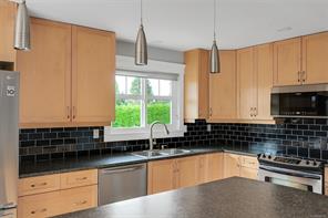 670 Polyanthus Cres — listing photo 20 of 61