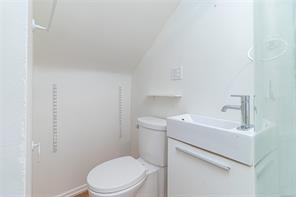 102-1318 Beach Dr — listing photo 18 of 34