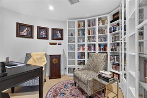 607-2000 Hannington Rd — listing photo 16 of 55
