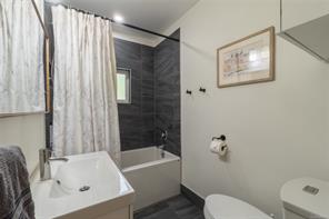 5933 Deuchars Dr — listing photo 17 of 28