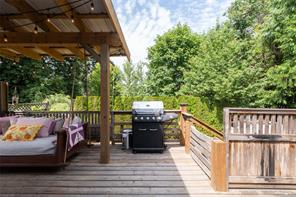 5933 Deuchars Dr — listing photo 18 of 28