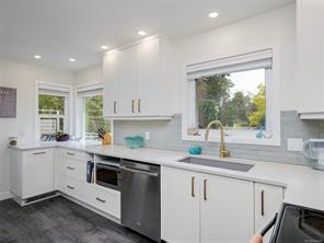 3945 Dawe Rd — listing photo 14 of 42