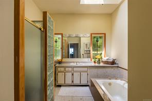 1821 Hollywood Cres — listing photo 23 of 43