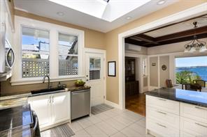 1821 Hollywood Cres — listing photo 33 of 43