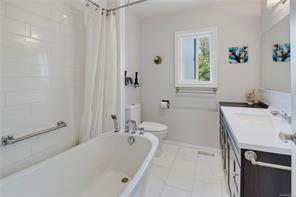 4260 Springridge Cres — listing photo 18 of 36