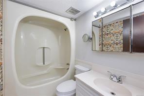 1582 Robert St — listing photo 16 of 24