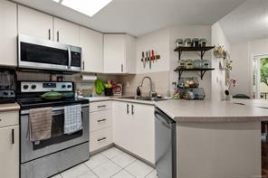 208-930 Yates St — listing photo 15 of 30