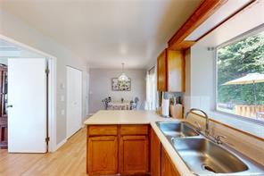 1382 McKenzie Ave — listing photo 25 of 57
