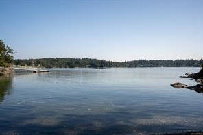 389 Moses Point Rd — listing photo 17 of 46