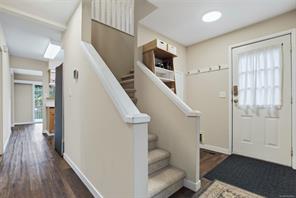 936 Arbutus Ave — listing photo 17 of 47