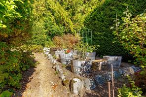 8571 Kingcome Cres — listing photo 33 of 40