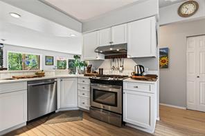 429 Howes Rd — listing photo 17 of 96