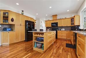 3192 Gibbins Rd — listing photo 14 of 64