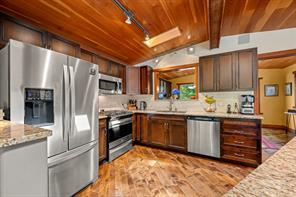 3742 James Cres — listing photo 23 of 56