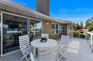 3673 Arbutus Dr — listing photo 18 of 85