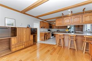 3673 Arbutus Dr — listing photo 19 of 85