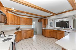 3673 Arbutus Dr — listing photo 22 of 85