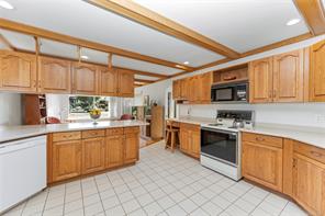 3673 Arbutus Dr — listing photo 23 of 85
