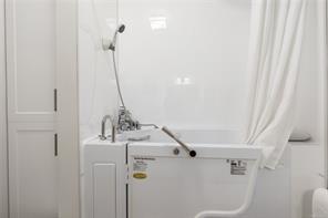 9-1584 Adelaide St — listing photo 38 of 56