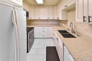 4589 Scarborough Rd — listing photo 14 of 34