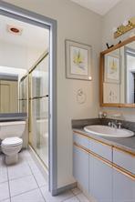 21-5156 Cordova Bay Rd — listing photo 16 of 27