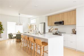 TH10 3450 Whittier Ave, Saanich