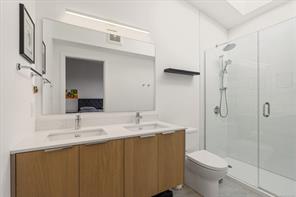 105-1720 Fairfield Rd — listing photo 20 of 33