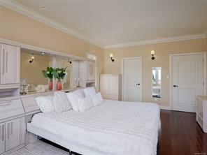 8639 Bourne Terr — listing photo 14 of 50