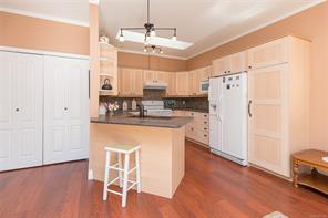 13-4318 Emily Carr Dr — listing photo 16 of 29