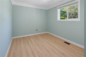 916 Burnside Rd — listing photo 14 of 33
