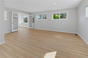 916 Burnside Rd — listing photo 17 of 33